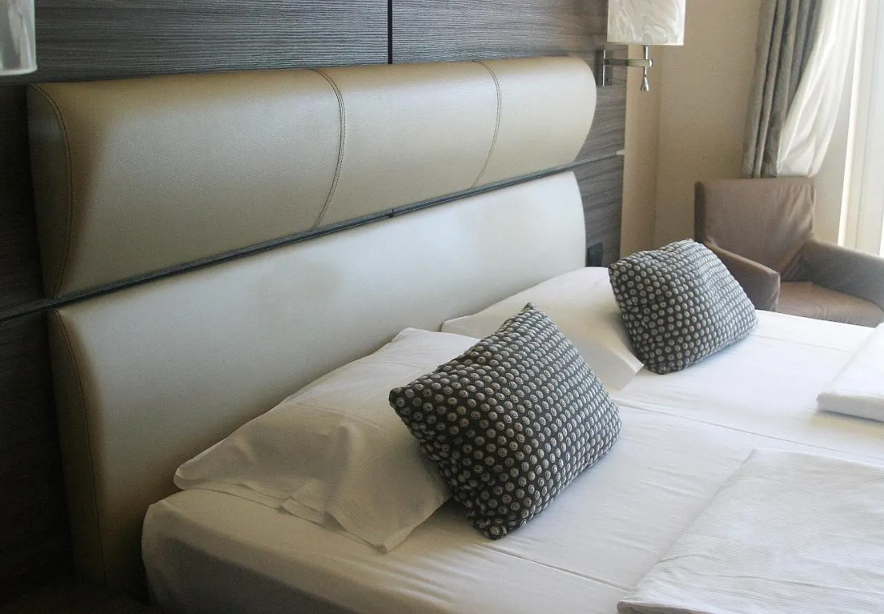Hotel Galvani Torri Del Benaco 4*,